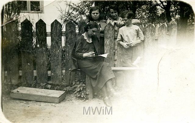 KKE 057.jpg - Od lewej na ławeczce: pierwsza Helena Orzechowska,  syn Henryk, za nim Kazimiera Muszałowska, od lewej stoi pierwsza córka pani Ołtarzewskiej, Krzemieniec, 1934 r.
